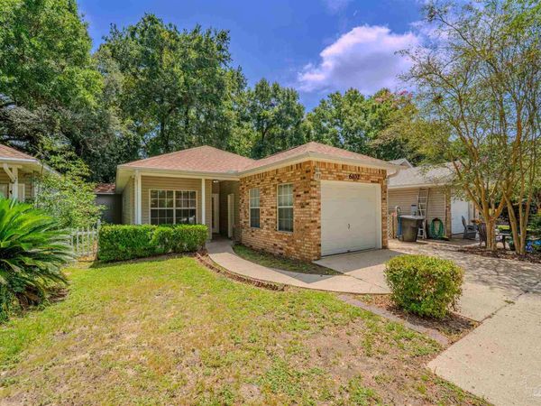 6102 The Oaks Ln, Pensacola, FL 32504