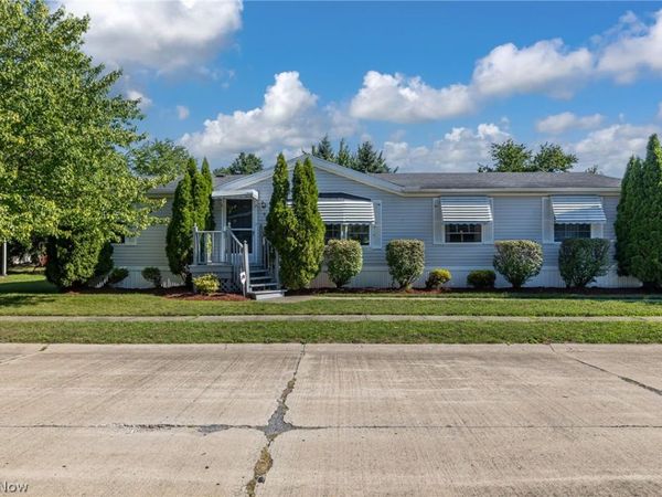 8 Schuberts Alley, Olmsted Twp, OH 44138