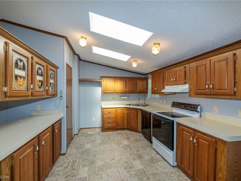 8 Schuberts Alley, Olmsted Township, OH 44138 Photo 7
