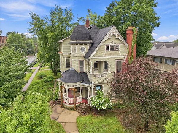 935 E College Street , Iowa City, IA 52240