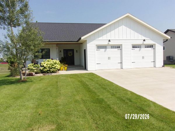 1305 PROVIDENCE PL SE, Orange City, IA 51041
