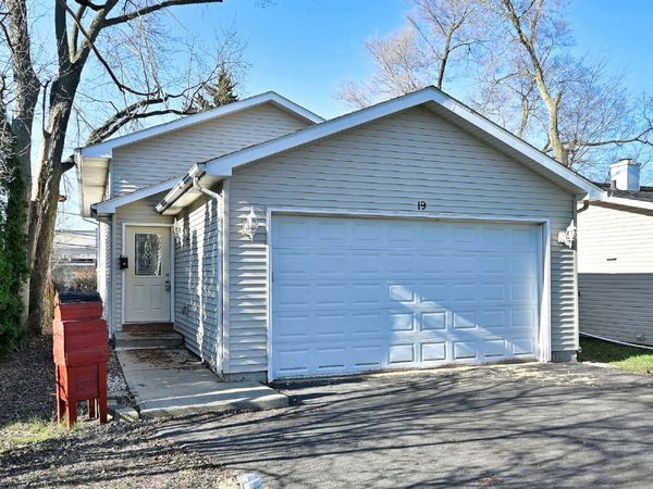 19 E Pineview Drive , Round Lake Park, IL 60073