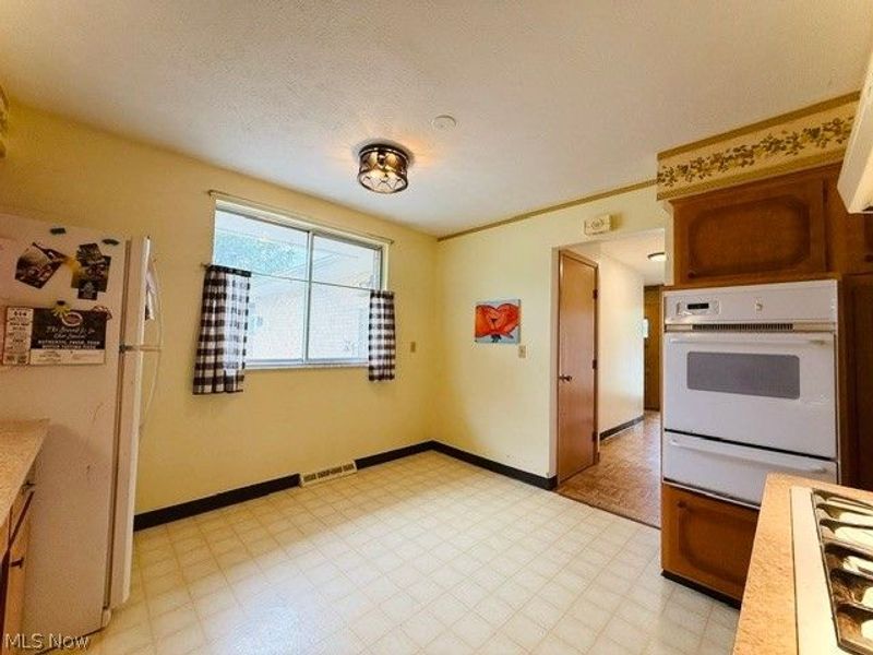 7586 S Tamarack Drive, Parma, OH 44134 Photo 10