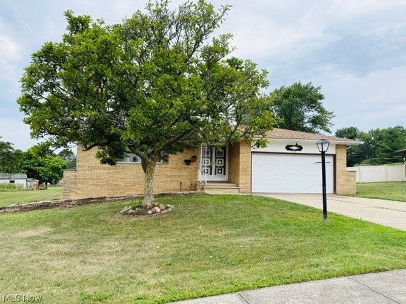 7586 S Tamarack Drive, Parma, OH 44134 Photo 2