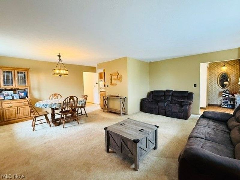 7586 S Tamarack Drive, Parma, OH 44134 Photo 5