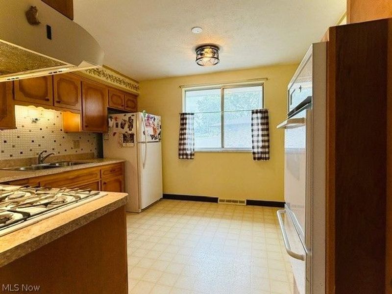 7586 S Tamarack Drive, Parma, OH 44134 Photo 8