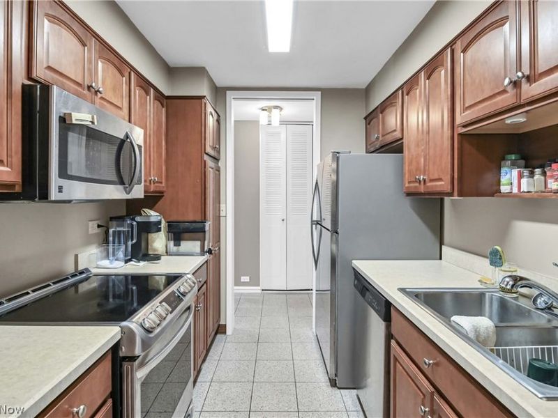 12700 Lake Avenue, Unit 1210, Lakewood, OH 44107 Photo 4