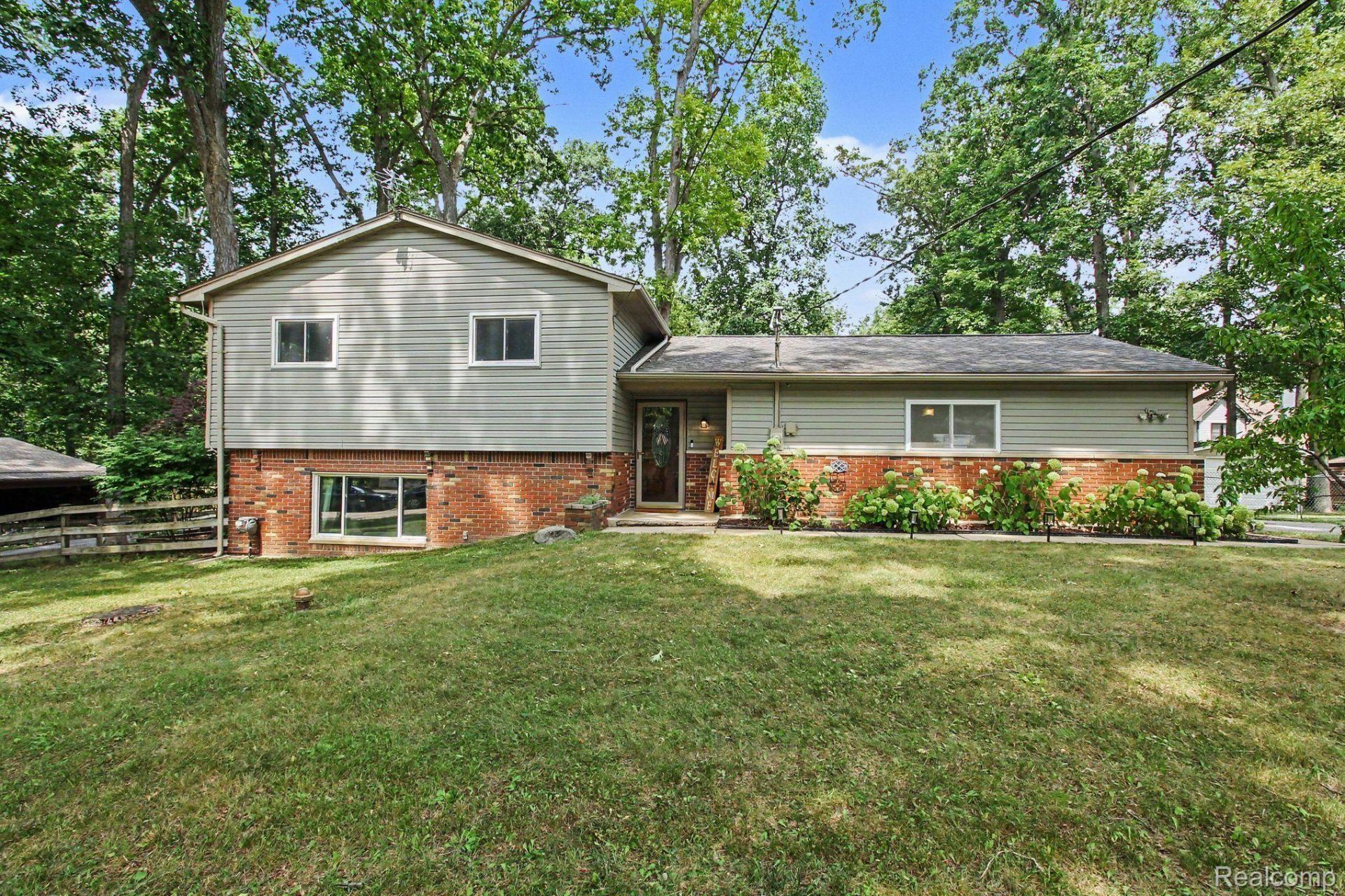 835 Oakgrove, Highland Township, Mi 48356 Main Photo