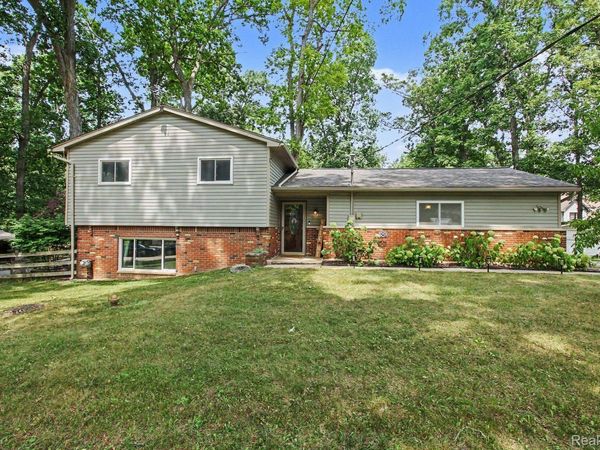 835 Oakgrove, Highland Township, Mi 48356