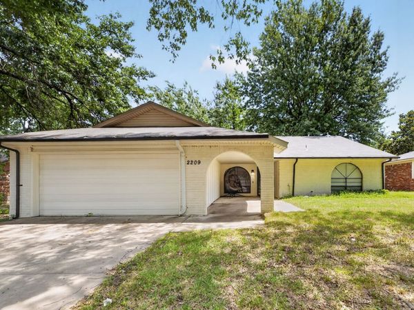 2209 S Juniper Avenue W, Broken Arrow, OK 74012