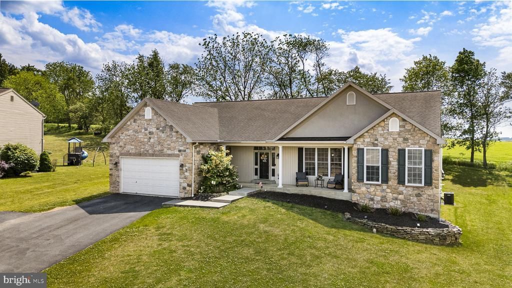 54 WALNUT DR W , BERNVILLE, PA 19506