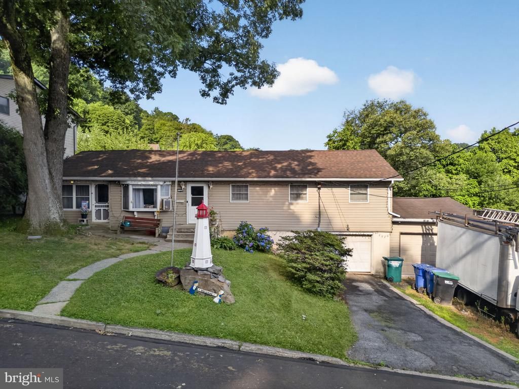 720 LECHAUWEKI , FOUNTAIN HILL, PA 18015
