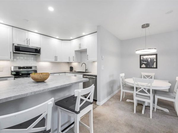 3900 Shelbourne St , Unit #201, Saanich, BC V8P 4H8