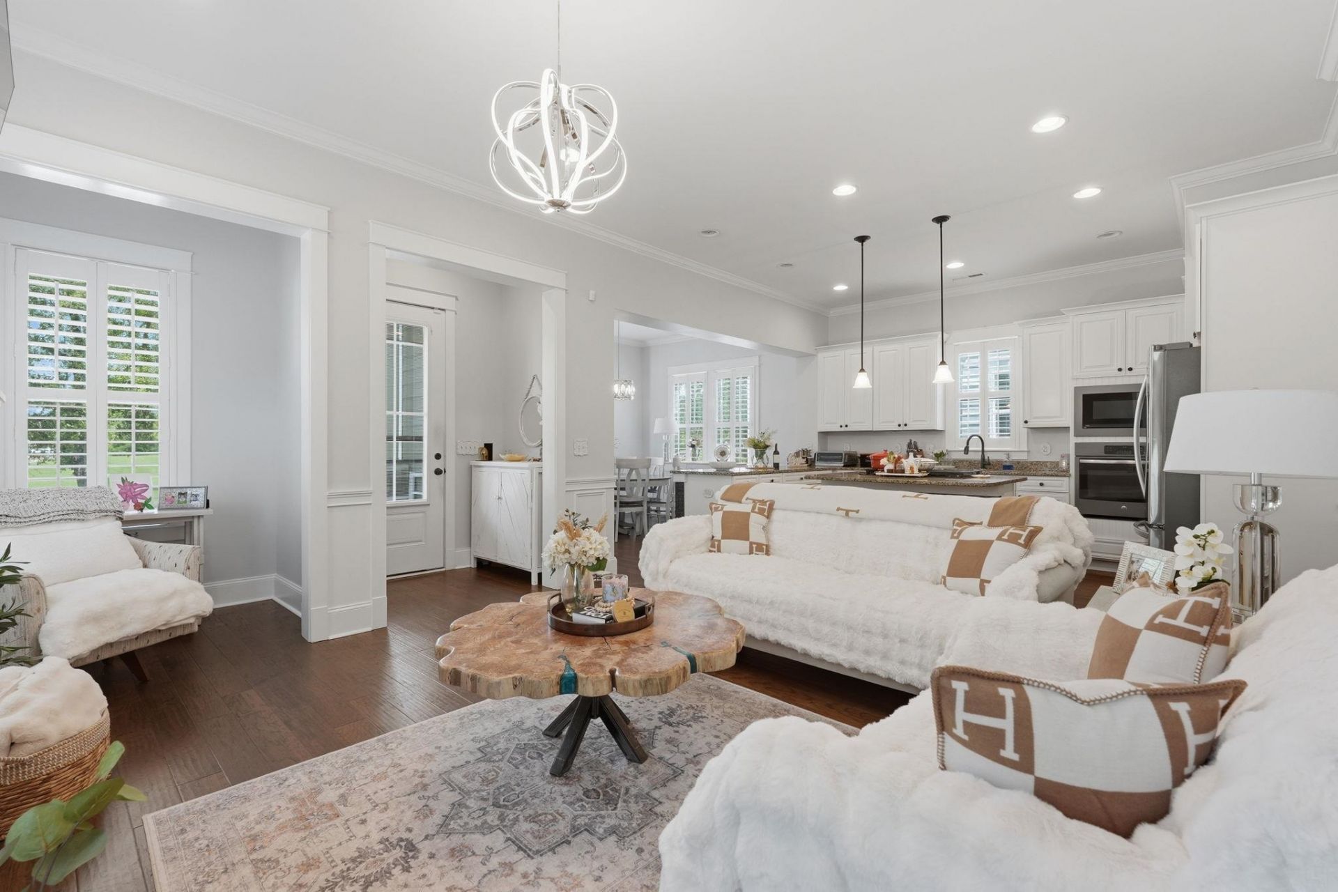 927 Iris St.  Photo 4