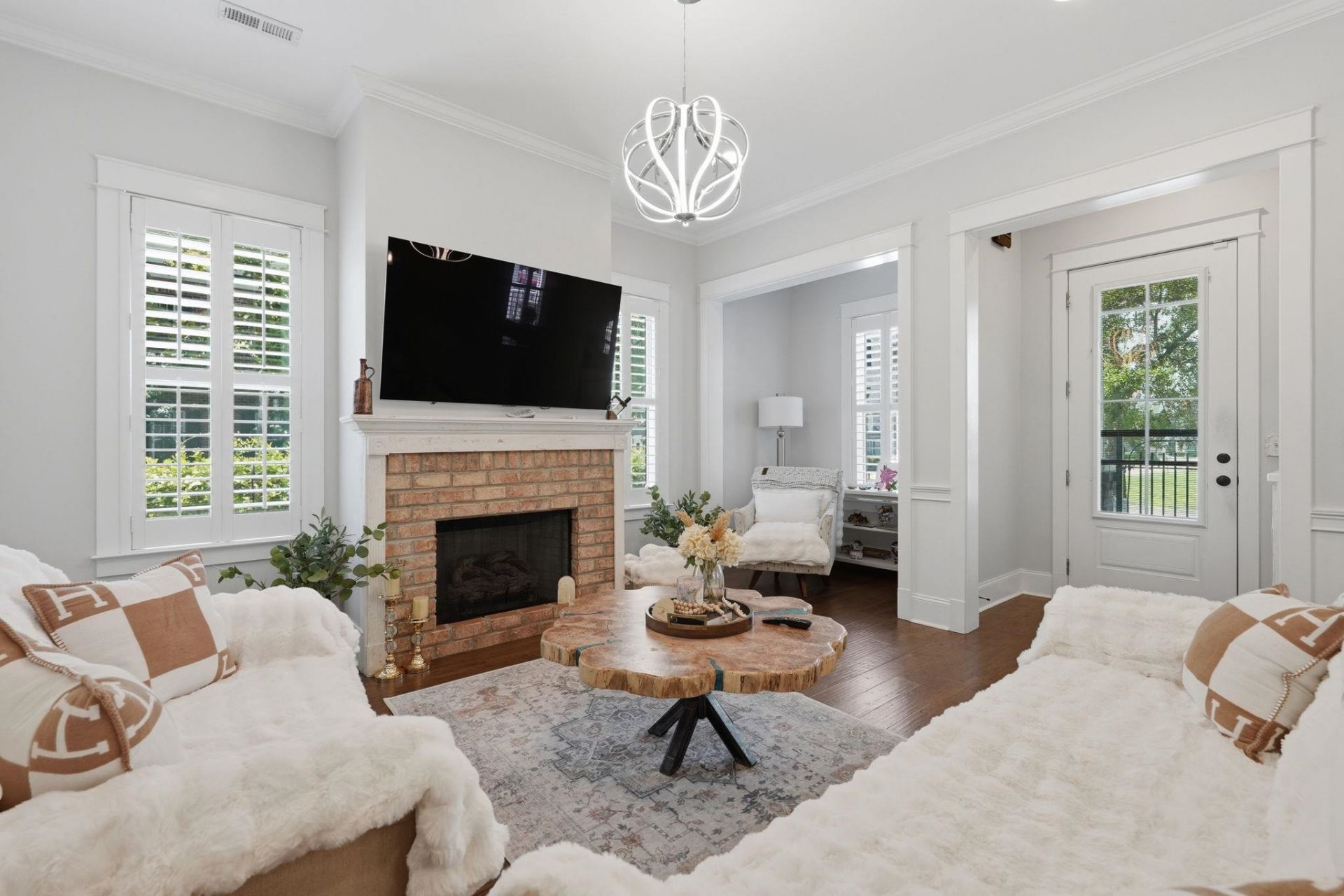 927 Iris St.  Photo 6