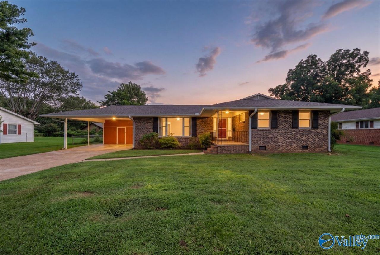 4307 Clayrest Drive Nw, Huntsville, AL 35816 Main Photo