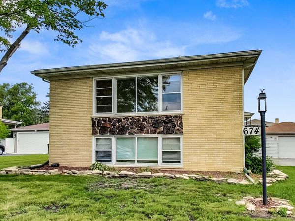 16W674 56th Place, Unit 2, Clarendon Hills, IL 60514