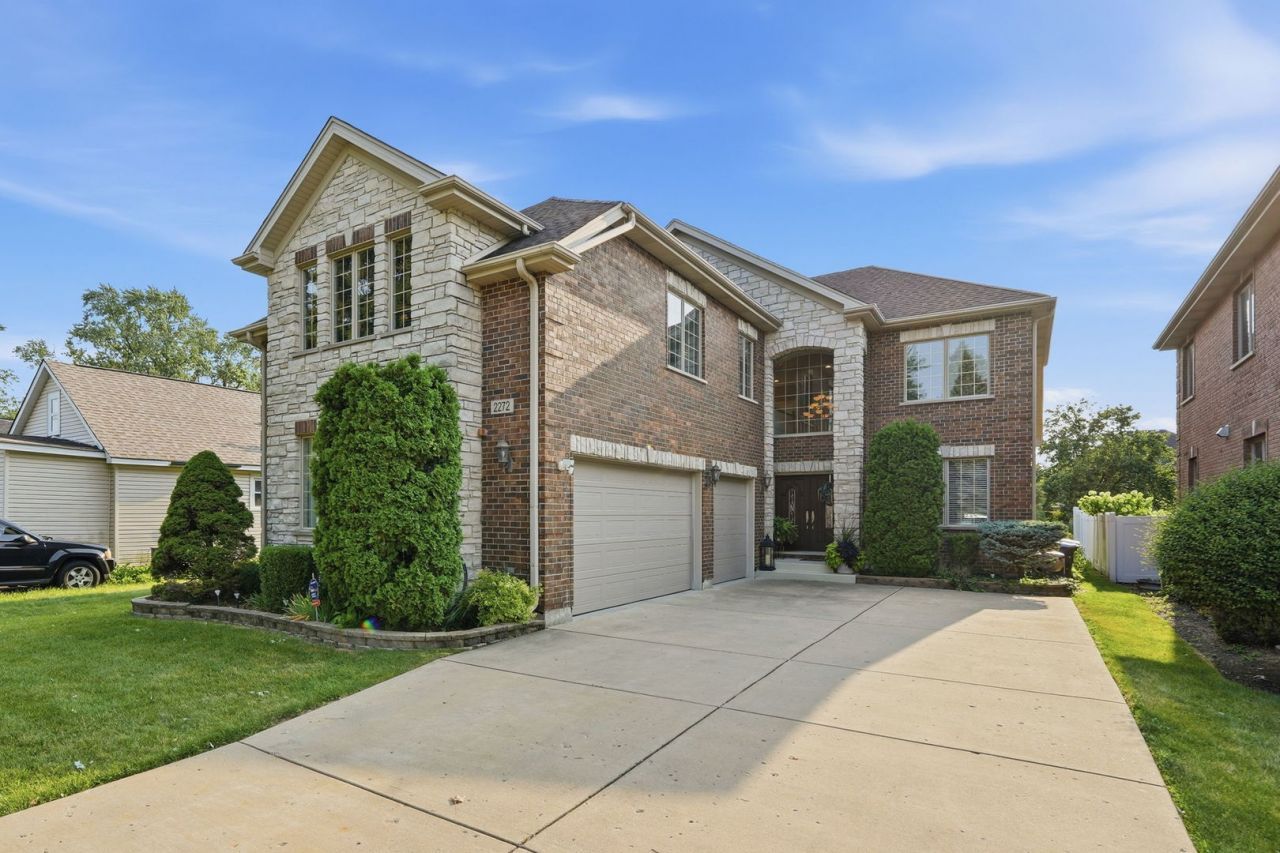 2272 Eastview Drive, Des Plaines, IL 60016 Main Photo