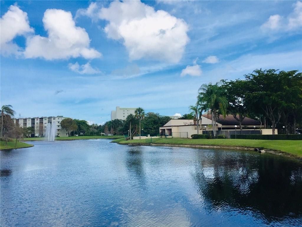 2316 S Cypress Bend Drive, Unit 220, Pompano Beach, FL 33069 Photo
