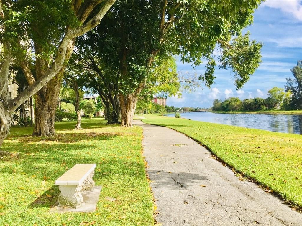 2316 S Cypress Bend Drive, Unit 220, Pompano Beach, FL 33069 Photo
