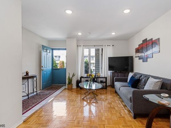 31 Willow Wood Sq, East Rutherford, NJ 07073
