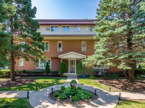816 W Saint James Street , Unit 1W, Arlington Heights, IL 60005