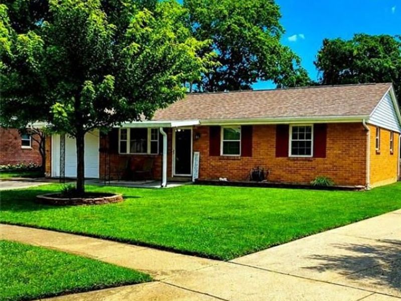 379 Ellenwood Drive, West Carrollton, OH 45449 Photo 2
