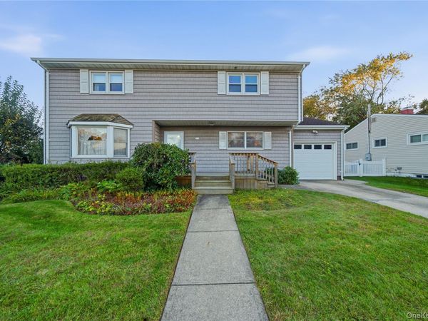 46 Margaret Drive E, Plainview, NY 11803