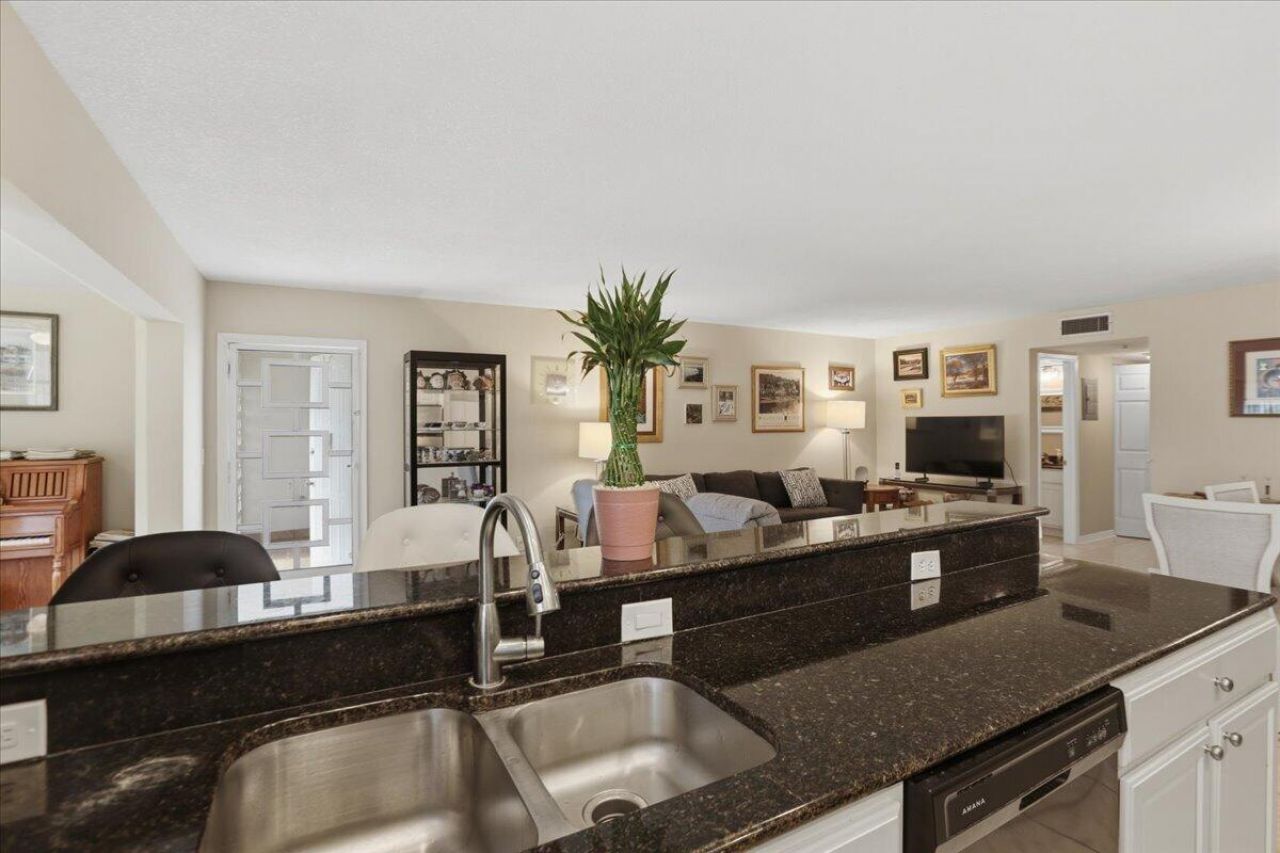 1172 S Drive Circle, Unit B, Delray Beach, FL 33445 Photo