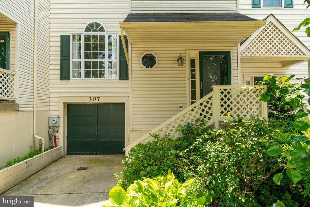 307 Thyme Lane, Philadelphia, PA 19128 Main Photo