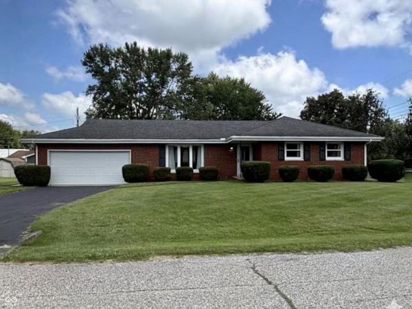 8136 E Hoover Drive , Seymour, IN 47274