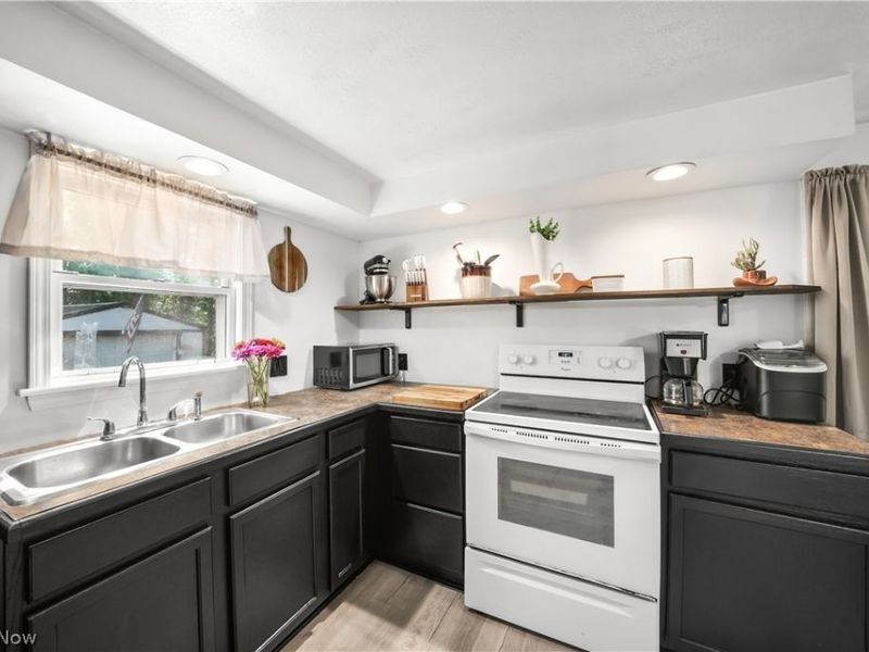 592 Braceville Robinson Road NW, Newton Falls, OH 44444 Photo 3
