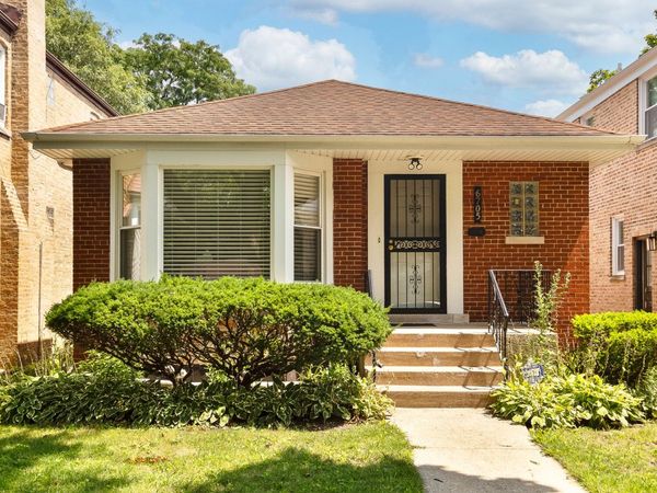 6705 N Sacramento Avenue, Chicago, IL 60645