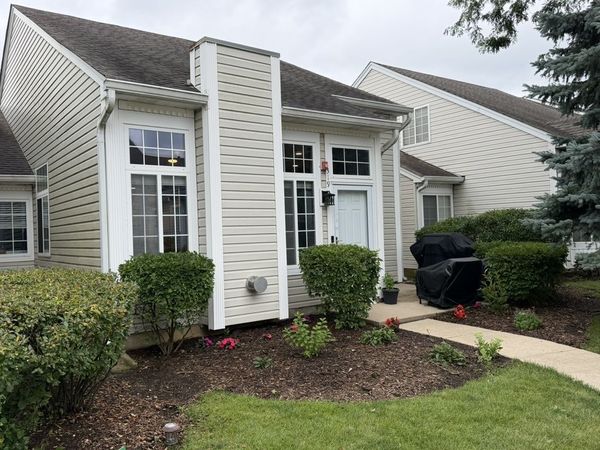 319 E Victoria Circle , Unit 319, North Aurora, IL 60542