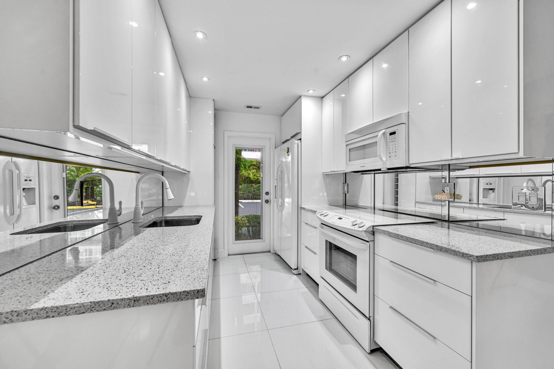 2600 Diana Drive, Unit 121, Hallandale Beach, FL 33009 Photo