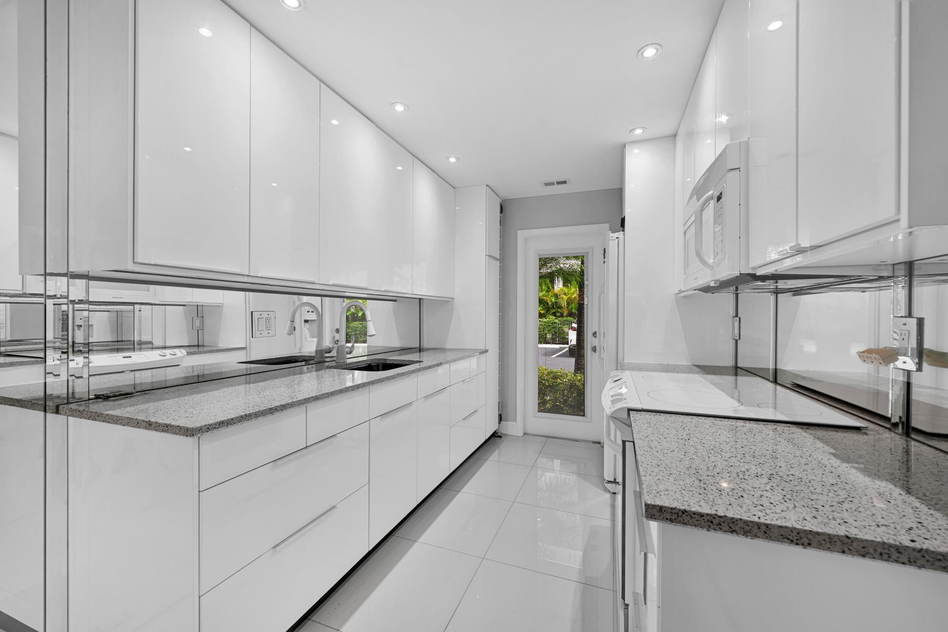 2600 Diana Drive, Unit 121, Hallandale Beach, FL 33009 Photo