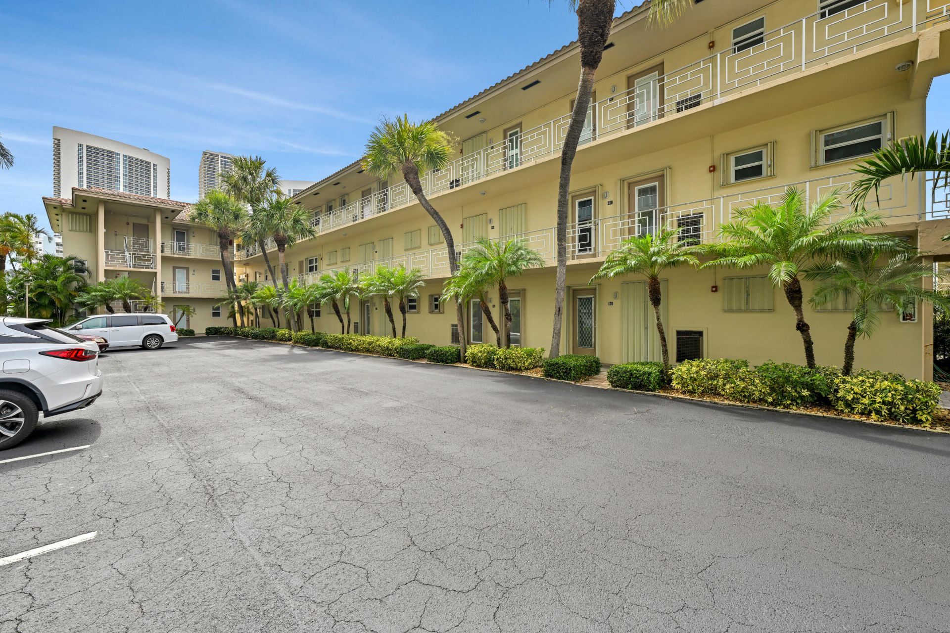 2600 Diana Drive, Unit 121, Hallandale Beach, FL 33009 Photo