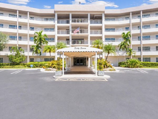 555 Oaks Lane, Unit 303, Pompano Beach, FL 33069