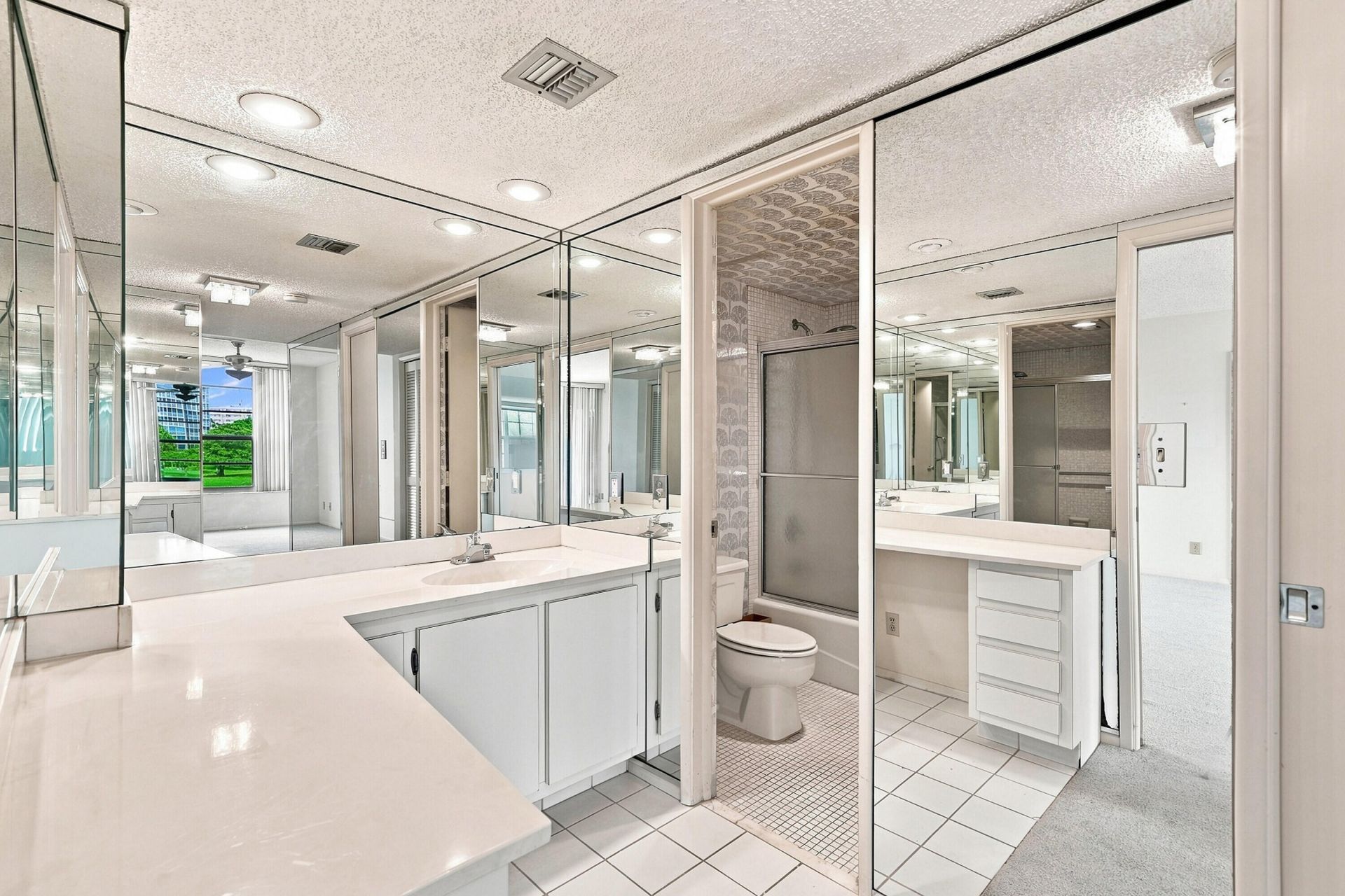 555 Oaks Lane, Unit 303, Pompano Beach, FL 33069 Photo