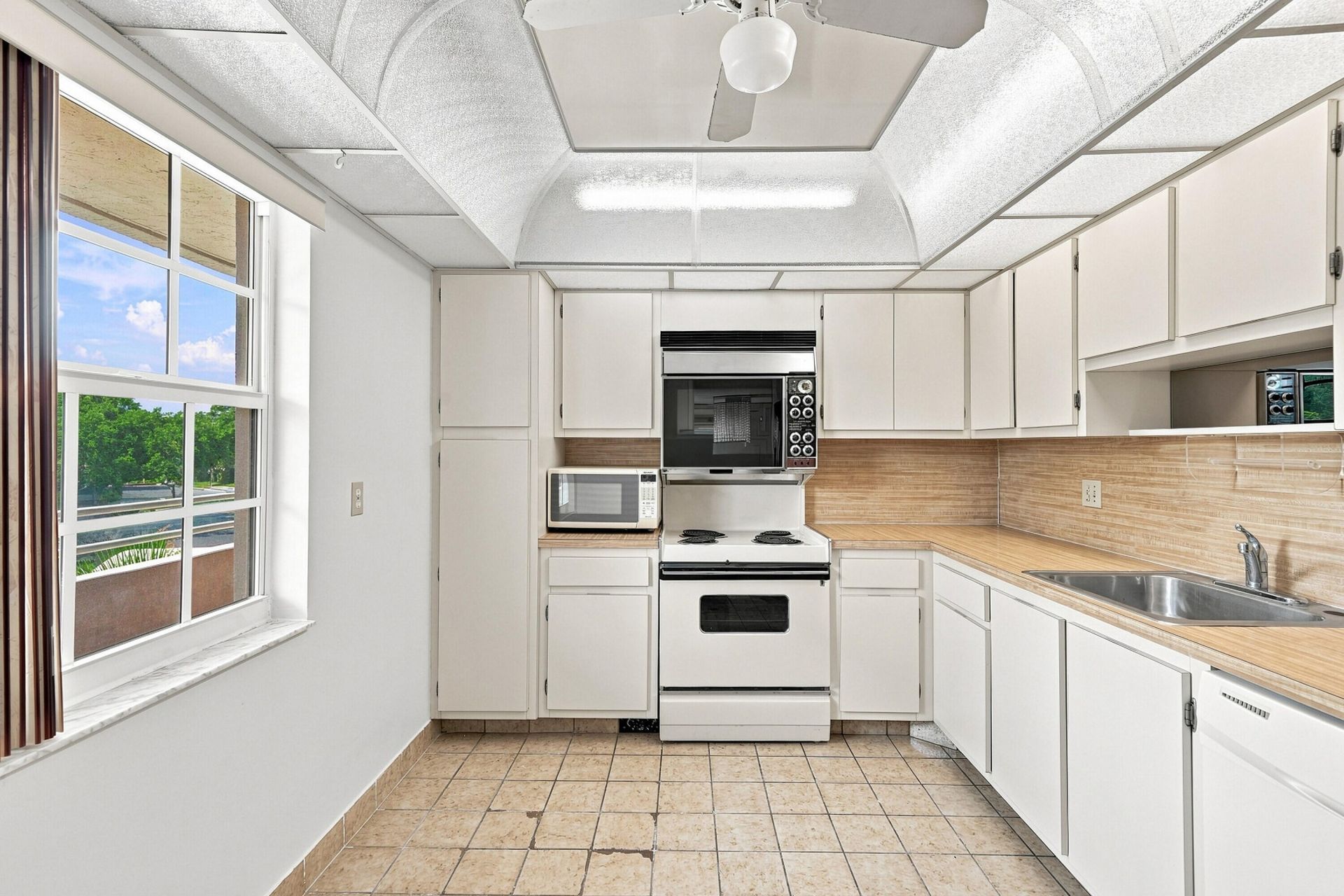 555 Oaks Lane, Unit 303, Pompano Beach, FL 33069 Photo
