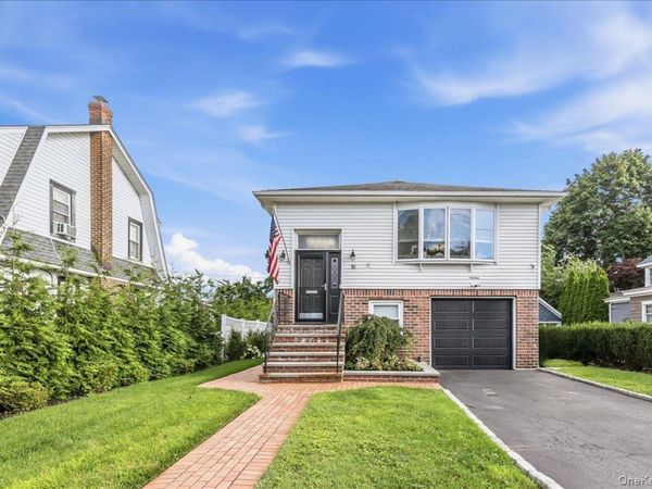 16 Netz Place, Albertson, NY 11507