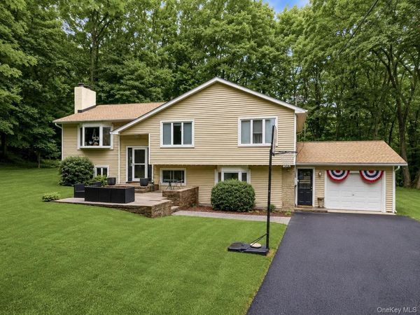 386 Nashopa Road, Bloomingburg, NY 12721