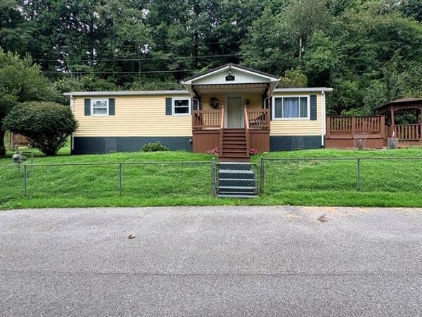 991 Rolling Hills Rd, PINEVILLE, WV 24874