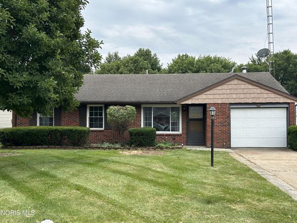 110 Harlan Drive, Walbridge, OH 43465