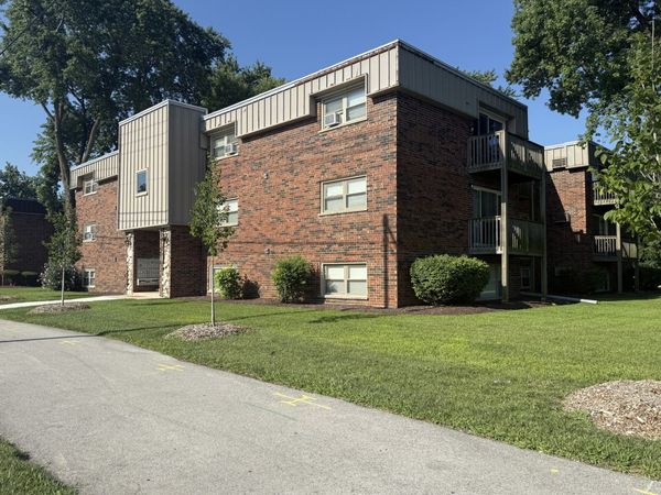 5720 East Avenue, Unit 2A, Countryside, IL 60525