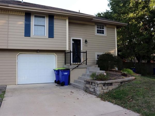 756 SE Claremont Court, Lee's Summit, MO 64063