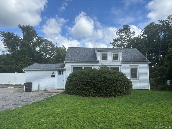 425 Landing Avenue , Smithtown, NY 11787