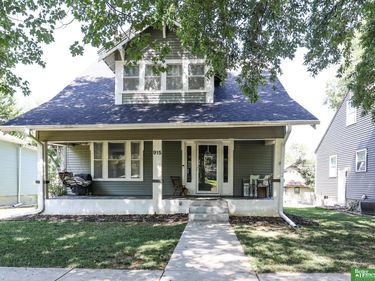915 N Iowa Avenue, York, NE 68467