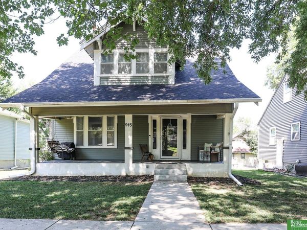 915 N Iowa Avenue, York, NE 68467