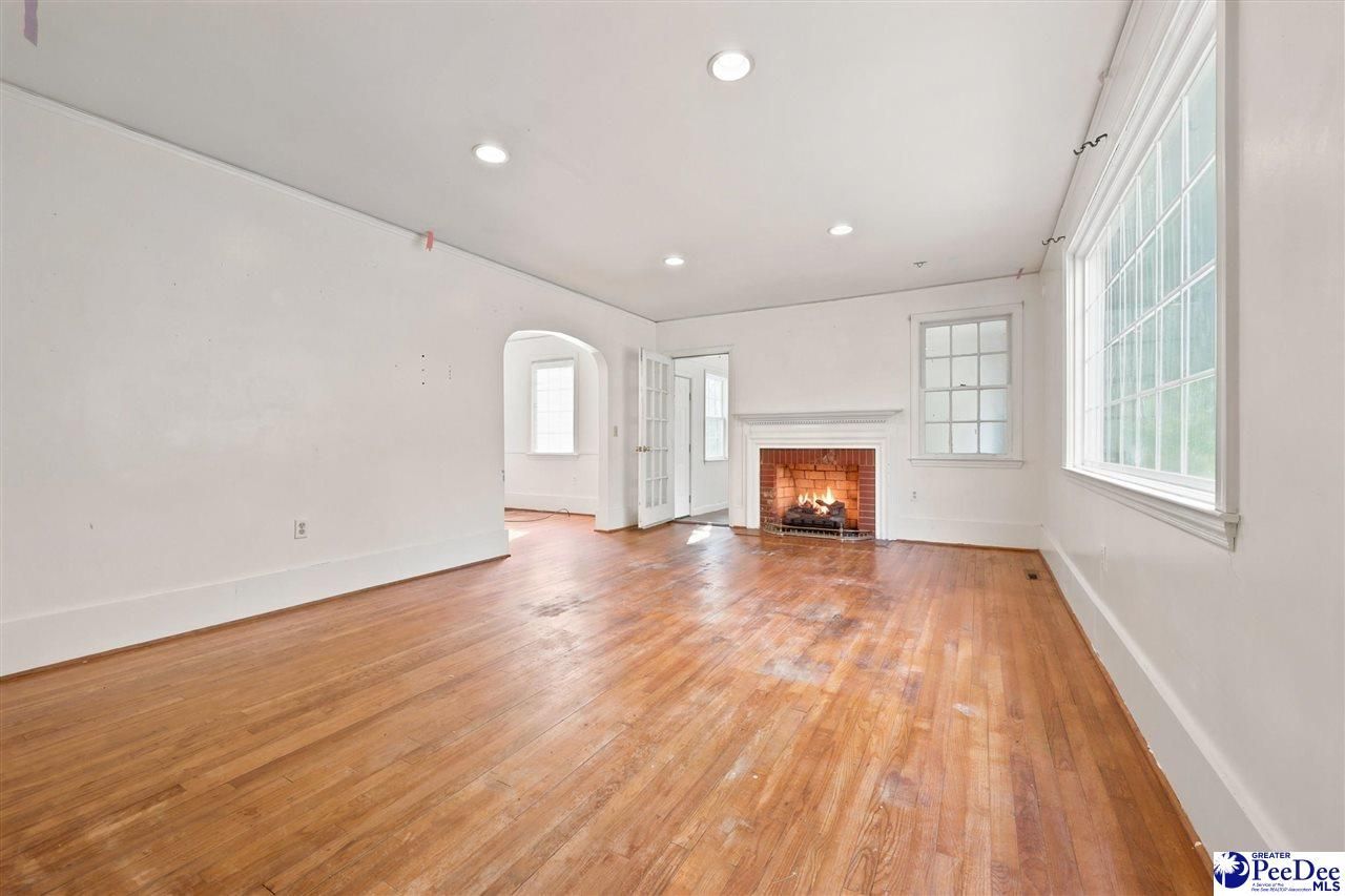 114 Brockington St Photo 9